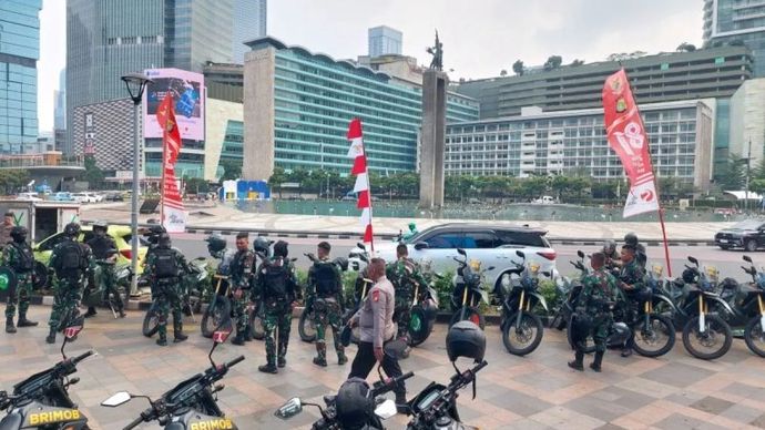 Personel gabungan TNI-Polri bersiaga di kawasan Bundaran Hotel Indonesia (HI), Jakarta Pusat jelang unjuk rasa mahasiswa