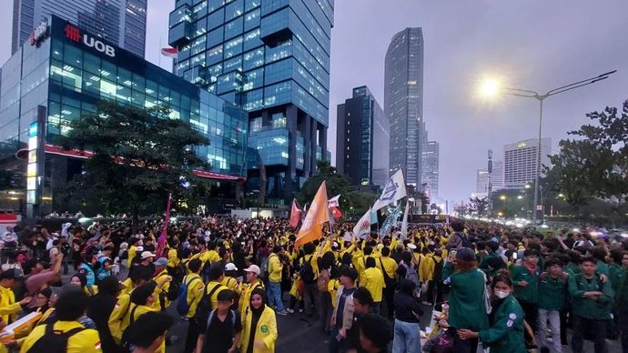 Mahasiswa saat melakukan unjuk rasa di depan Gedung UOB, Jalan Jenderal Sudirman, Jakarta Pusat