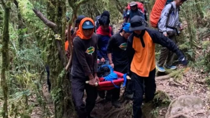 Tim SAR gabungan mengevakuasi korban pendaki yang mengalami kendala fisik (trouble) usai mengikuti upacara pengibaran bendera Merah Putih dalam momentum peringatan HUT Ke-81 RI di Gunung Bawakaraeng, Kabupaten Gowa, Sulawesi Selatan, Selasa (18/8/2026)