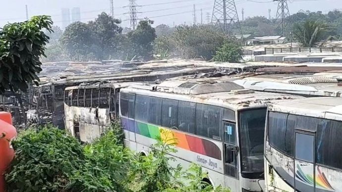 Kondisi usai insiden kebakaran yang melanda pangkalan bus PO Sinarjaya di Jalan Jarakosta, Desa Sukadanau, Kecamatan Cikarang Barat, Kabupaten Bekasi, Jawa Barat