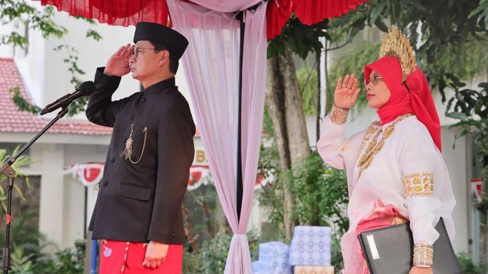 Kepala BPOM RI Prof. dr. Taruna Ikrar, M.Biomed., Ph.D., bertindak sebagai inspektur upacara pada upacara peringatan Hari Ulang Tahun (HUT) ke-81 Kemerdekaan Republik Indonesia. (Istimewa) 