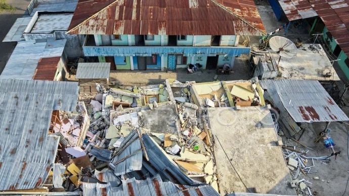Foto udara bangunan yang rusak akibat gempa di kawasan Reo, Kabupaten Manggarai, NTT.