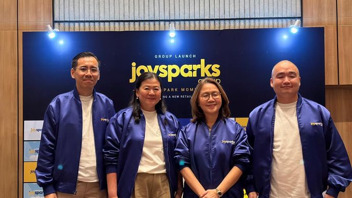 Kiri ke kanan, Deddy Wongso, selaku Finance Director of Joysparks Group, Lidya Kartawidjaja, selaku Department Store Director of STAR Department Store, Meshvara Kanjaya, selaku Supermarket Director of Happy Harvest, Andi Yuktipada, selaku Bookstore Director of Lintas Bookstore