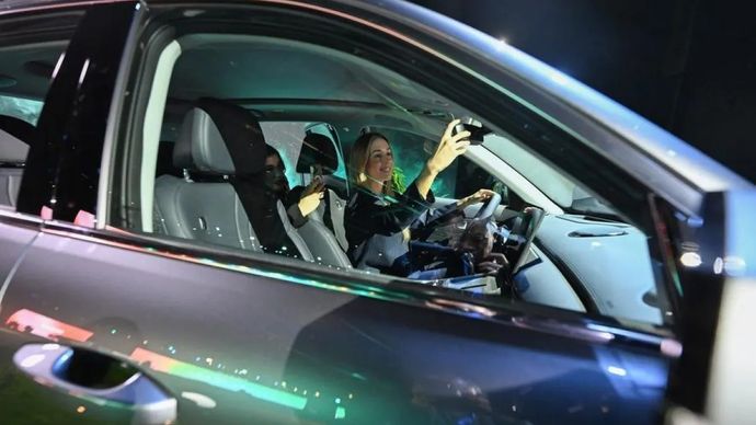 Produsen otomotif China, Geely Automobile Holdings Limited, mencatat rekor penjualan dan pertumbuhan pendapatan pada paruh pertama tahun ini, menurut laporan interimnya yang dirilis pada Senin, 17 Agustus 2026.