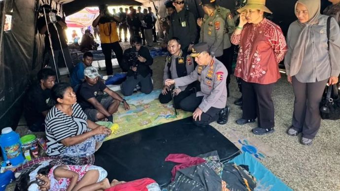 Kapolri Jenderal Pol. Listyo Sigit Prabowo (tengah bawah) meninjau langsung lokasi terdampak dan pengungsian di Kabupaten Manggarai dan Kabupaten Manggarai Timur, NTT, Selasa (18/8/2026).