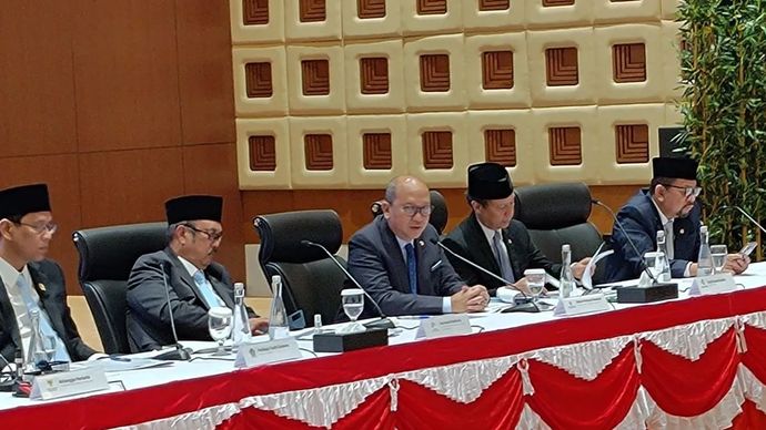 Menteri Investasi dan Hilirisasi/Kepala BKPM sekaligus CEO Danantara Rosan Roeslani (tengah) menyampaikan paparan dalam Konferensi Pers RAPBN dan Nota Keuangan Tahun Anggaran 2027 di Jakarta, Jumat, 14 Agustus 2026.