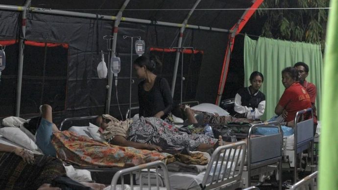 Sejumlah pasien menjalani perawatan di tenda darurat RSUD TC Hillers Maumere, Kabupaten Sikka, Nusa Tenggara Timur, Senin, 17 Agustus 2026. RSUD TC Hillers Maumere mengoperasikan tenda-tenda darurat untuk merawat pasien karena bangunan utama mengalami kerusakan di sejumlah titik akibat gempa bumi pada Sabtu, 15 Agustus 2026. serta mengantisipasi kemungkinan gempa susulan.