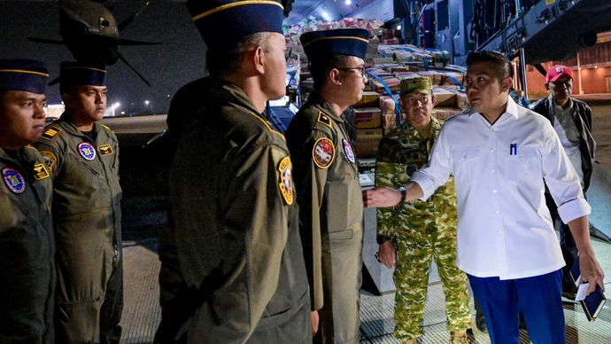 Seskab Teddy Indra Wijaya pastikan penyaluran bantuan terhadap korban gempa NTT. 