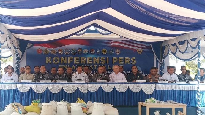 Pangkoarmada RI, Laksmana Madya Denih Hendrata memimpin jalannya konferensi pers penggagalan penyelundupan sebanyak 75,7 ton pasir timah ilegal dari Bangka Belitung menuju Malaysia di Pos TNI AL Mendanau, Tanjungpandan, Belitung, Kepulauan Bangka Belitung