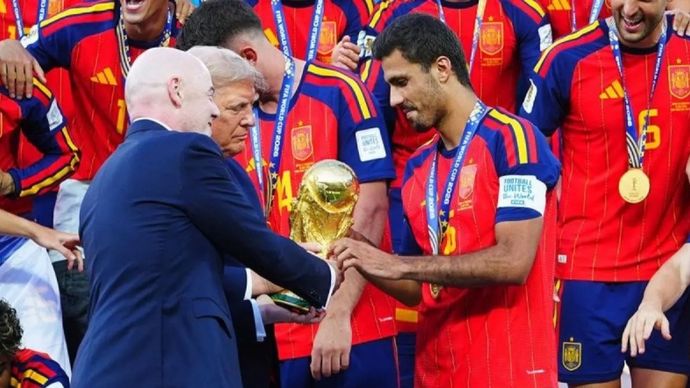 Rodri menerima trofi Piala Dunia dari Presiden AS Donald Trump setelah Spanyol memenangkan pertandingan final Piala Dunia FIFA 2026 antara Spanyol dan Argentina di New Jersey, Amerika Serikat, pada 19 Juli 2026. 