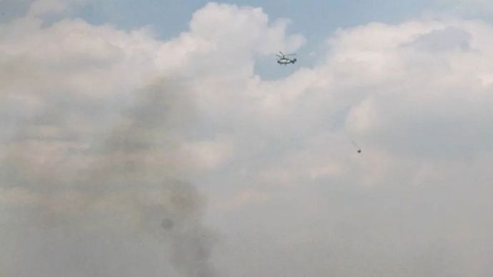 Helikopter water bombing berupaya memadamkan kebakaran lahan di Petuk Katimpun, Palangka Raya, Kalimantan Tengah, Selasa (11/8/2026).