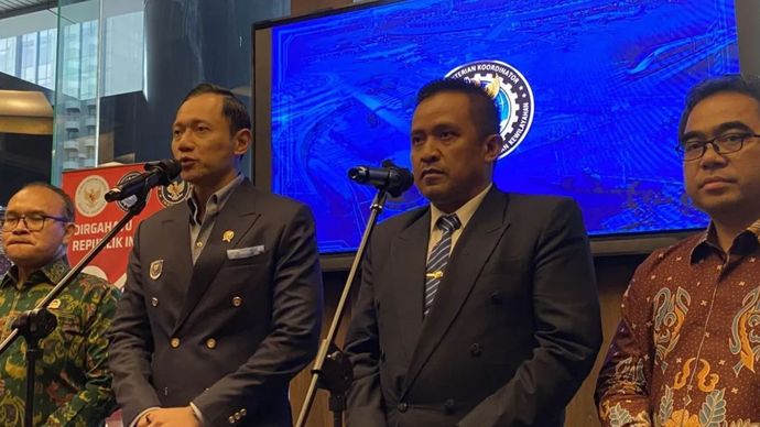 Menteri Koordinator Bidang Infrastruktur dan Pembangunan Kewilayahan Agus Harimurti Yudhoyono (kedua kiri) memberikan keterangan pers di Jakarta, Rabu (18/8/2026)
