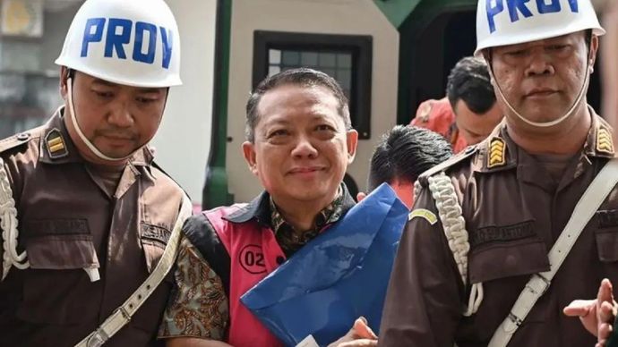 Tersangka kasus dugaan Tindak Pidana Pencucian Uang (TPPU) Febrie Adriansyah (tengah) tiba di Gedung Utama Kejaksaan Agung, Jakarta, Jumat (7/8/2026). Kejaksaan Agung melalui Tim 9 melakukan pemeriksaan terhadap mantan Jaksa Agung Muda Tindak Pidana Khusus (Jampidsus) Febrie Adriansyah