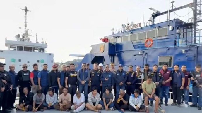 Direktur Penindakan dan Pengejaran BNN RI Brigjen Pol Roy Hardi Siahaan (tengah) bersama tim gabungan Bea Cukai dan Polda Kepri ungkap kasus kapal berbendera asing yang membawa muatan narkotika dan rokok tanpa pita cukai di Pangkalan Bea Cukai Karimun, Kepri
