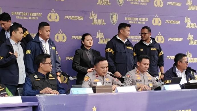 Wakapolda Metro Jaya, Brigjen Pol Dekananto Eko Purwono (kedua dari kiri) saat konferensi pers di Jakarta, Rabu, 19 Agustus 2026.