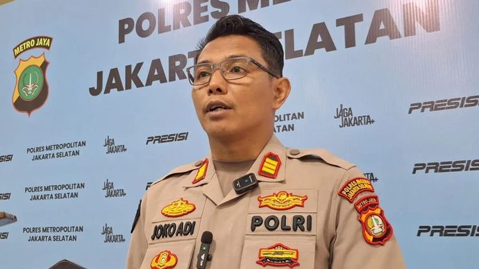 Kasi Humas Polres Metro Jakarta Selatan AKP Joko Adi Wibowo memberikan keterangan kepada wartawan di Polres Metro Jakarta Selatan