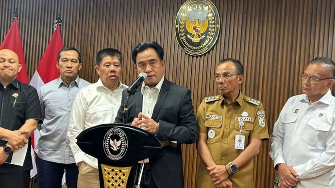 Menteri Koordinator Bidang Hukum, HAM, Imigrasi, dan Pemasyarakatan Yusril Ihza Mahendra memberikan keterangan kepada wartawan usai memimpin rakor lintas sektor terkait persoalan PT Timah Bangka Belitung di Kantor Kemenko Kuhma Imipas, Jakarta, Selasa (18/8/2026)