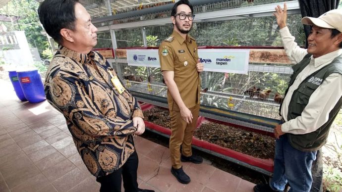 Direktur Utama PT Bank Mandiri Taspen Panji Irawan (kiri), Bupati Bandung Barat Jeje Ritchie Ismail (tengah), dan penggagas fasilitas pengolahan magot dari Institut Teknologi Bandung (ITB) Linus Ampang Pasasa (kanan) meninjau fasilitas budidaya unggas terpadu dan pengelolaan sampah organik menggunakan magot black soldier fly (BSF) di Bandung Barat, Jawa Barat
