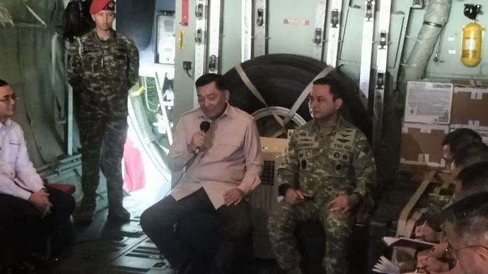 Menhan Sjafrie Sjamsoeddin (kanan), KSAU Marsekal TNI Mohamad Tonny Harjono beserta jajaran pejabat PT.GMF dan PT.DI menggelar pertemuan membahas kemajuan industri dirgantara dalam negeri di dalam pesawat Hercules C-130 yang terparkir di hanggar Band