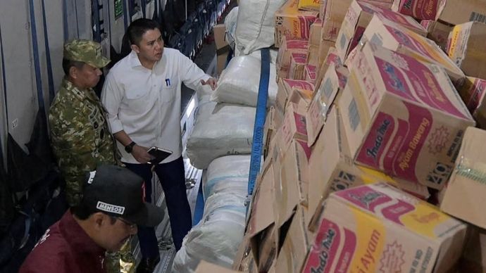 Teddy Indra Wijaya melakukan pengecekan bantuan 65 ton logistik yang akan diterbangkan ke Nusa Tenggara Timur (NTT) di Lanud Halim Perdanakusuma, Jakarta, Rabu (19/8/2026)
