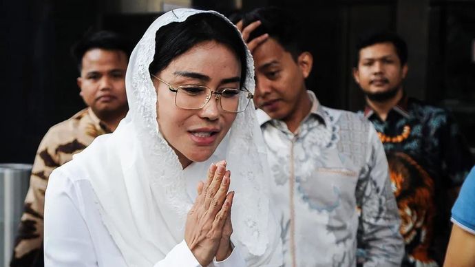 Anggota DPRD DKI Jakarta Bebizie Sri Mulyati (kedua kiri) berjalan usai menjalani pemeriksaan di Gedung Merah Putih KPK, Jakarta, Kamis, 13 Agustus 2026. KPK memeriksa Bebizie Sri Mulyati sebagai saksi dalam penyidikan kasus gratifikasi produksi batu