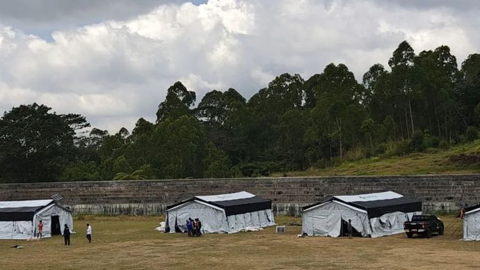 Kementerian Kesehatan sedang mendirikan dua Rumah Sakit Lapangan di RSUD Ruteng, Kabupaten Manggarai, dan RSUD Aeramo, Kabupaten Nagekeo guna memastikan kesiapan pelayanan medis sekaligus mendukung pemulihan fasilitas kesehatan pascagempa bumi di Nusa Tenggara Timur (NTT).