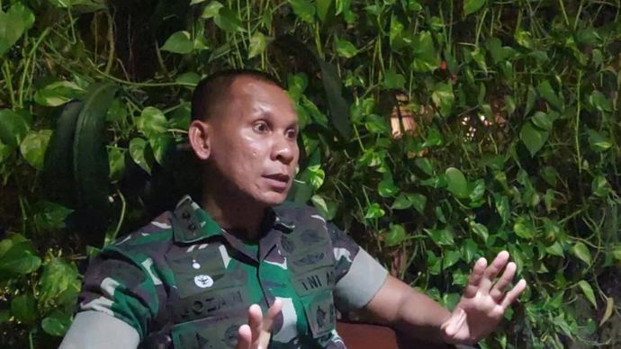 Komandan Kodim 1710/Mimika Letkol Infanteri Jozanda memberikan keterangan di Timika