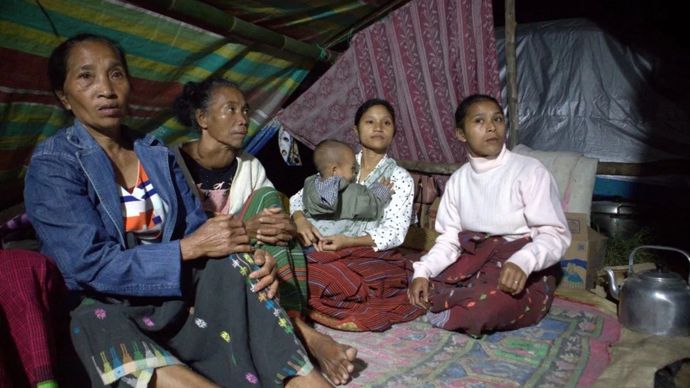 Sejumlah warga penyintas gempa bumi menempati tenda terpal di Desa Pangga, Kecamatan Kuwus, Manggarai Barat, Rabu (19/8/2026).