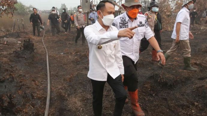 Wali Kota Palangka Raya, Kalimantan Tengah (Kalteng) Fairid Naparin memantau kebakaran lahan di wilayah Kota Palangka Raya.