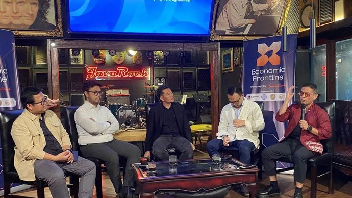 Tenaga Ahli Utama Badan Komunikasi Pemerintah RI (Bakom RI) Fithra Faisal Hastiadi (kanan) menyampaikan paparan dalam sebuah diskusi di Jakarta, Kamis, 20 Agustus 2026