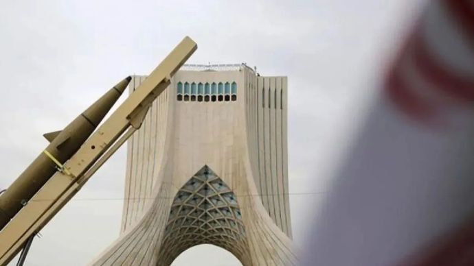 Arsip foto - Rudal-rudal yang diproduksi oleh angkatan bersenjata Iran untuk industri pertahanan dipamerkan, sementara pertunjukan paramotor yang menampilkan bendera Iran berlangsung, selama perayaan peringatan ke-47 revolusi 1979 yang dipimpin oleh Ayatollah Ruhollah Khomeini, ketika ratusan warga berkumpul di Lapangan Azadi Teheran, Iran, pada 11 Februari 2026.