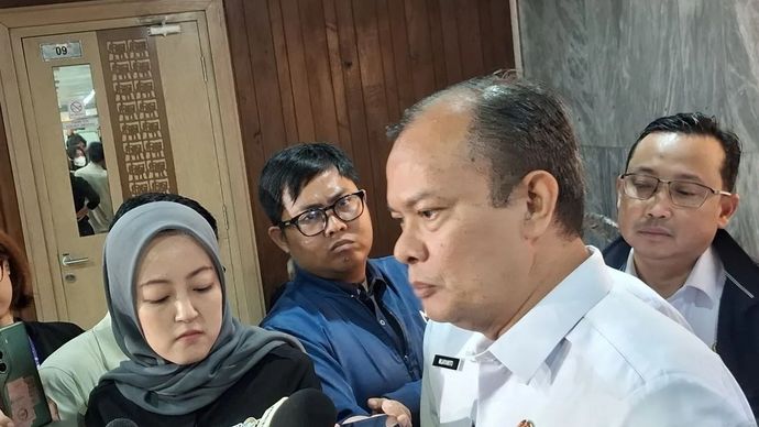 Kepala Badan Meteorologi, Klimatologi, dan Geofisika (BMKG) Teuku Faisal Fathani (kanan) memberikan keterangan kepada wartawan seusai rapat kerja bersama Komisi V DPR RI di Kompleks Parlemen, Senayan, Jakarta, Rabu, 19 Agustus 2026.