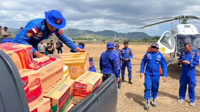 Direktorat Polisi Udara (Ditpolairud) Korpolairud Baharkam Polri menyalurkan bantuan logistik lewat udara bagi para korban terdampak gempa bumi di Pacuan Kuda Reo, Kabupaten Manggarai, NTT, Rabu (19/8/2026).