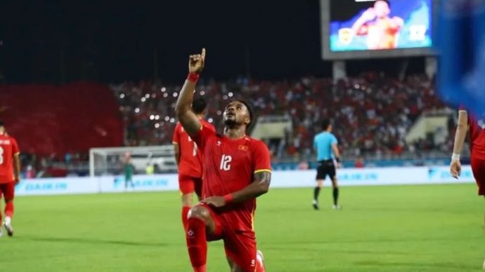 Penyerang tim nasional Vietnam Nguyen Xuan Son merayakan keberhasilannya mencetak gol ke gawang Malaysia pada pertandingan leg kedua semifinal Piala AFF 2026 di Stadion My Dinh, Hanoi, Rabu, 19 Agustus 2026.