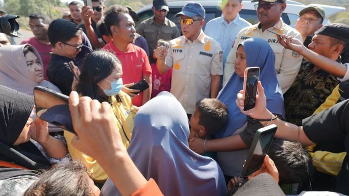 Menteri Dalam Negeri Muhammad Tito Karnavian berdialog dengan warga korban gempa di NTT.