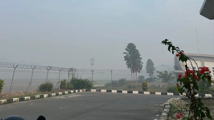 Kabut asap dengan jarak pandang sekitar 1000 meter menutup kawasan Bandara Haji Muhammad Sidik Muara Teweh, Kamis, 20 Agustus 2026.