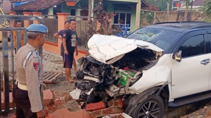 Anggota DPRD Kabupaten Lampung Utara, Alex Sander (42), mengalami kecelakaan tunggal setelah mobil Toyota Fortuner yang dikendarainya menabrak pagar rumah warga.