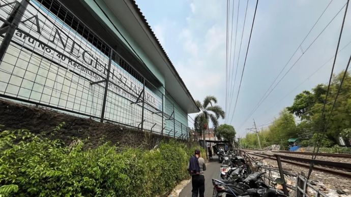 Tempat kejadian perkara (TKP) seorang warga lanjut usia (lansia) berinisial I (80) tewas terserempet kereta rel listrik (KRL) Commuter Line lintas Bogor-Jakarta Kota di wilayah Kebon Baru, Tebet, Jakarta Selatan, Kamis, 20 Agustus 2026.