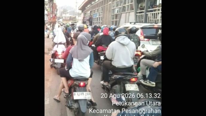 Kondisi lalu lintas padat sekitar Petukangan, Pesanggrahan, Jakarta Selatan, Kamis, 20 Agustus 2026. pukul 06.13 WIB akibat ada pekerjaan galian saluran air. Akibatnya Koridor 13, Rute 13B, dan Rute L13E mengalami keterlambatan kedatangan bus.