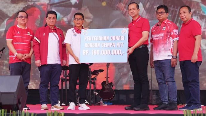 Menteri Transmigrasi M. Iftitah Sulaiman Suryanagara (ketiga kanan) bersama Menteri Desa dan Pembangunan Daerah Tertinggal Yandri Susanto (ketiga kiri) menyerahkan secara simbolis donasi senilai Rp100 juta untuk masyarakat terdampak gempa Nusa Tenggara Timur (NTT) dalam penutupan peringatan HUT ke-81 RI gabungan di Lapangan Kalibata, Jakarta, Selasa, 18 Agustus 2026.