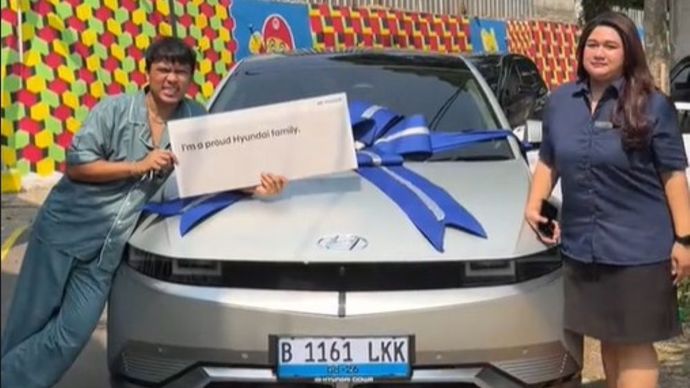 Pengalaman kurang menyenangkan dialami konten kreator Aa Juju setelah membeli mobil listrik Hyundai Ioniq 5 secara cash dari Hyundai Fatmawati.&nbsp;(Foto: Tangkapan layar TikTok Aa' Juju)