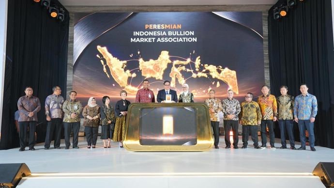 Menteri Koordinator Perekonomian RI Airlangga Hartarto (tengah) meresmikan berdirinya Indonesia Bulliion Market Association  bersama Direktur Utama PT Bank Syariah Indonesia (Persero) Tbk Anggoro Eko Cahyo (kiri) dan Ketua Indonesia Bullion Market Association (IBMA) Selfie Dewiyanti (kanan) di Jakarta disaksikan.  