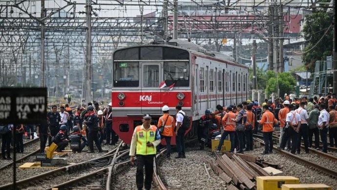 Ilustrasi - Sejumlah petugas mengevakuasi rangkaian KRL Commuter Line nomor 1189 relasi Bogor-Jakarta Kota yang anjlok di emplasemen Stasiun Jakarta Kota, Jakarta