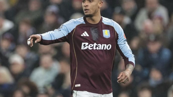 Ezri Konsa saat bertanding membela Aston Villa FC