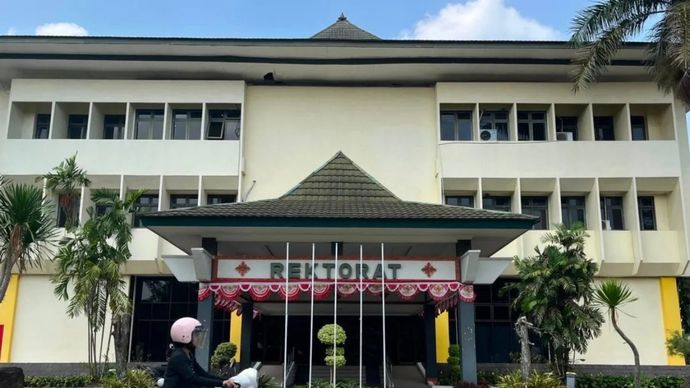Suasana gedung Rektorat Universitas Jenderal Soedirman (Unsoed) Purwokerto, Kabupaten Banyumas, Jawa Tengah, Jumat (21/8/2026), tampak lengang pascaoperasi tangkap tangan yang dilakukan KPK terhadap sejumlah pejabat rektorat perguruan tinggi negeri itu pada Kamis