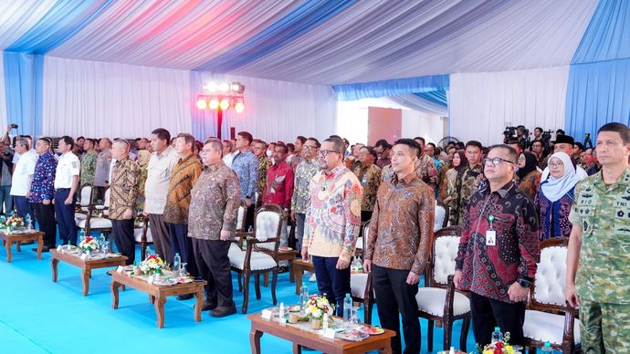Para pejabat tinggi dan tamu undangan menyanyikan lagu Indonesia Raya pada pembukaan acara Groundbreaking Hunian Terjangkau Manggarai di Jakarta, Jumat (21/8/2026)