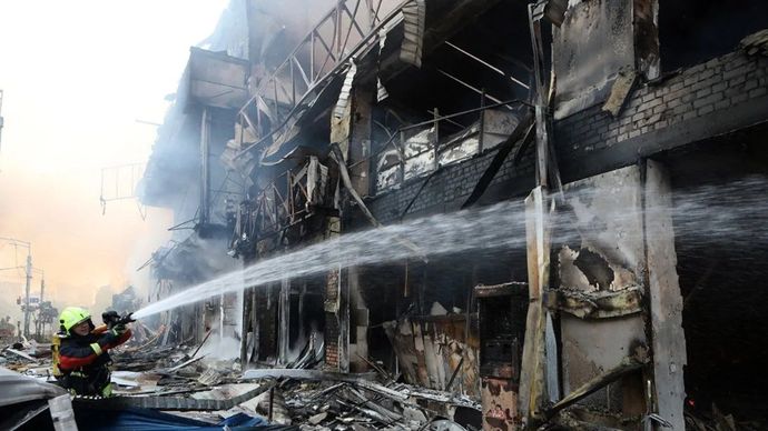 Seorang petugas pemadam kebakaran berupaya memadamkan api di sebuah pusat perbelanjaan di Kiev, Ukraina, Minggu, 24 Mei 2026.