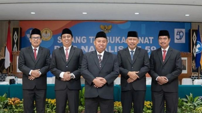 Kiri ke kanan Jajaran Rektorat Universitas Jenderal Soedirman (Unsoed) - Wakil Rektor Bidang Perencanaan, Kerja Sama, dan Humas Prof. Waluyo Handoko, Wakil Rektor Bidang Kemahasiswaan Prof. Norman Arie Prayogo, Rektor Universitas Jenderal Soedirman (Unsoed) Prof. Akhmad Sodiq, Wakil Rektor Bidang Umum dan Keuangan Prof. Kuat Puji Prayitno, dan Wakil Rektor Bidang Akademik Prof. Noor Farid. 