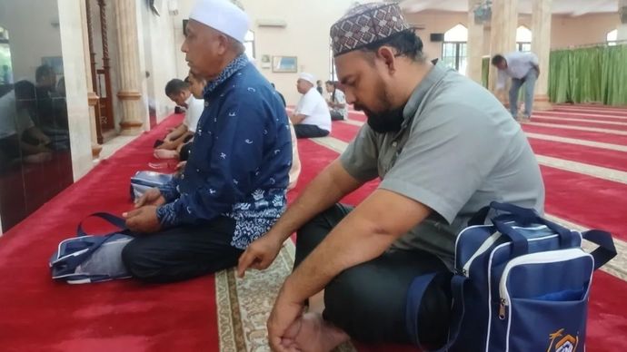Sejumlah calon jamaah umrah Travel Sultan Andalus Haramain Cabang Mandina sedang berzikir usai menunaikan Sholat Zuhur di Masjid Namiroh, Asrama Haji Medan, Kamis, 20 Agustus 2026.