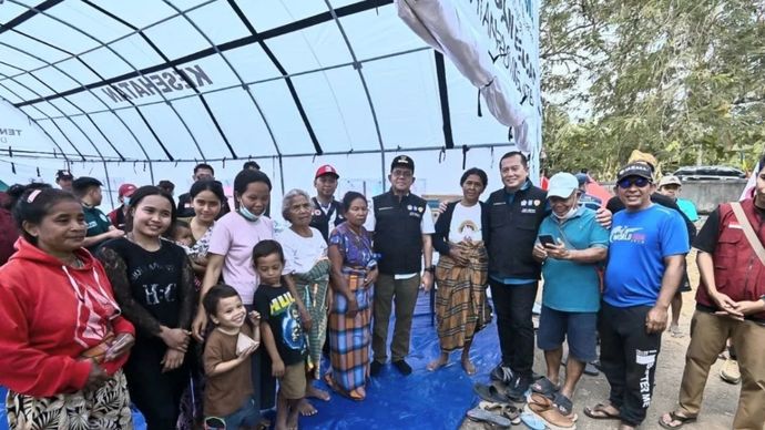 Gubernur Nusa Tenggara Timur (NTT) Emanuel Melkiades Laka Lena bersama Gubernur NTB Lalu Muhamad Iqbal menjungi dan menyapa warga korban gempa di lokasi pengungsian di Manggarai Timur, NTT, Kamis, 20 Agustus 2026.